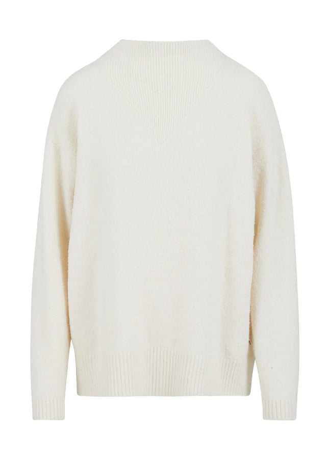 Stijlvol en comfy, deze boucle trui van Coster Copenhagen. De witte trui heeft een opstaande kraag, lange mouwen en ribdetails bij de hals. De zachte trui is gemaakt van duurzame materialen. Shop de nieuwe collectie dames truien, witte truien, gebreide truien, boucle truien van Coster Copenhagen bij Boetiek Aniek.