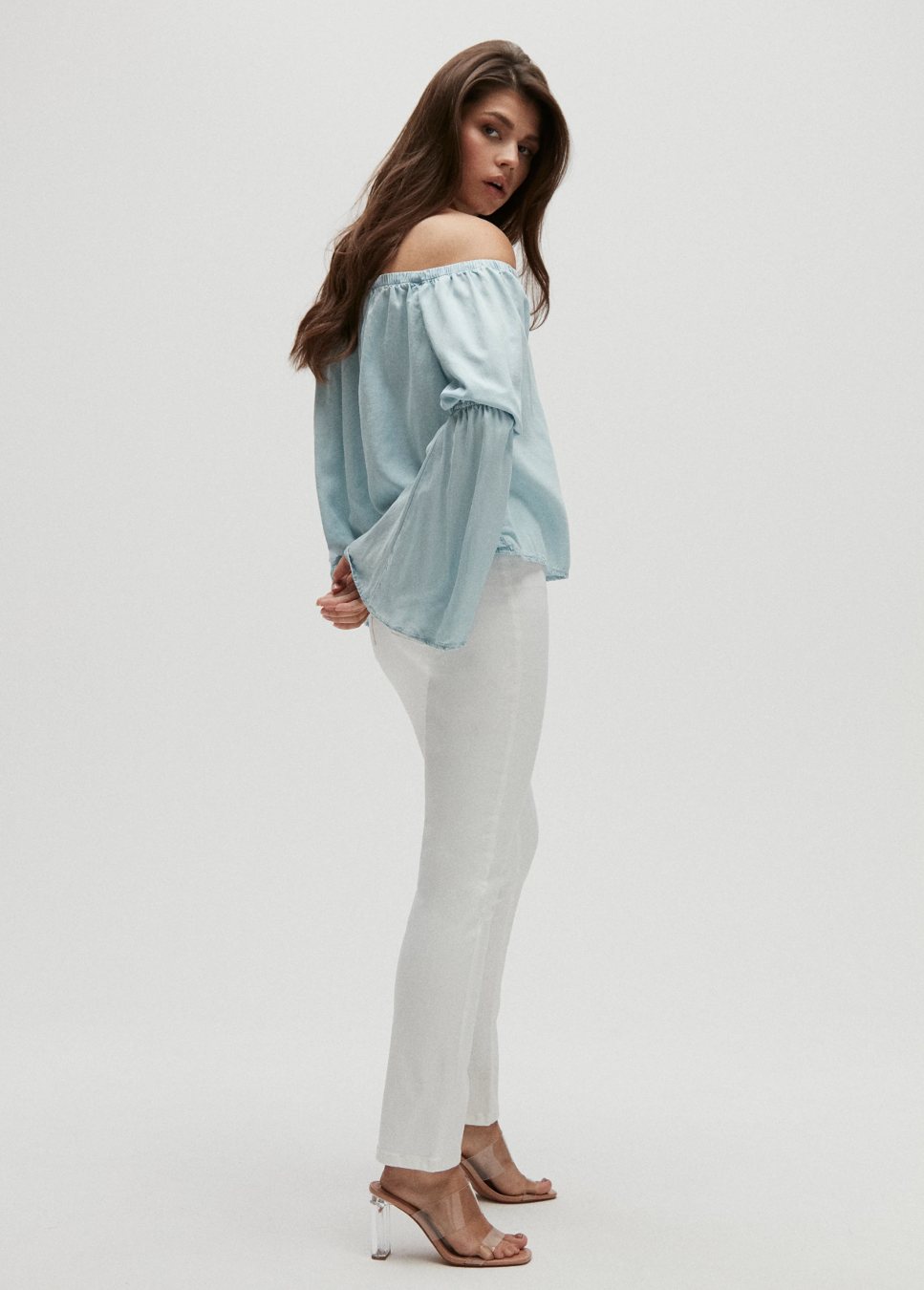 Een heerlijke zomerse jeans, deze witte straight fit jeans van het merk Homage. De Sarah Stretchy Straight fit Jeans heeft een skinny fit rond het bovenbeen en is iets slank aan de zoom. De witte jeans heeft een hoge taille en is gemaakt van powerstretch-denim. Shop de nieuwe collectie dames jeans, witte jeans Homage