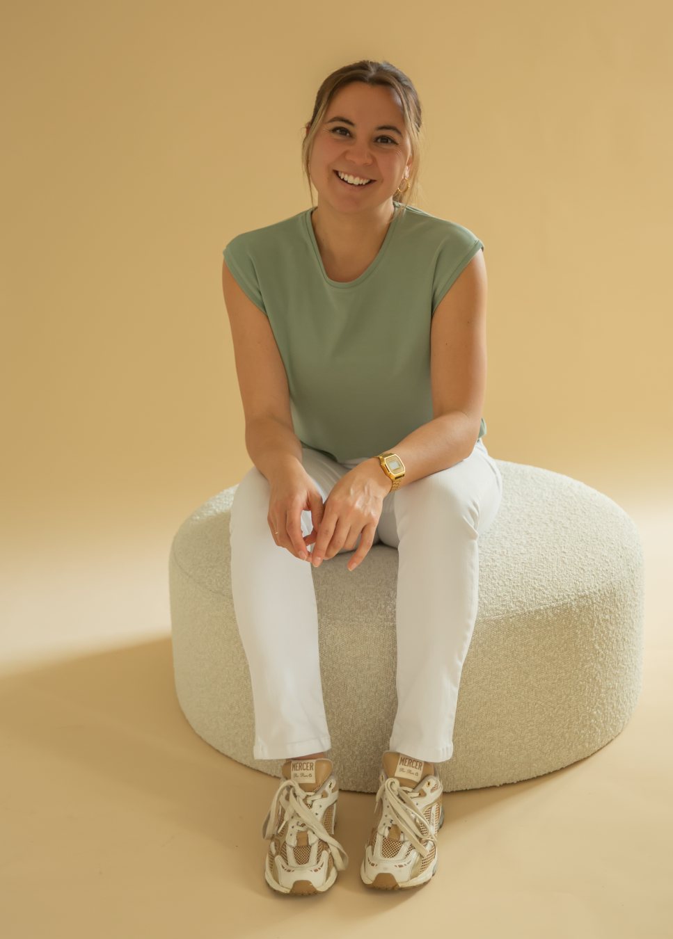 Een heerlijke zomerse jeans, deze witte straight fit jeans van het merk Homage. De Sarah Stretchy Straight fit Jeans heeft een skinny fit rond het bovenbeen en is iets slank aan de zoom. De witte jeans heeft een hoge taille en is gemaakt van powerstretch-denim. Shop de nieuwe collectie dames jeans, witte jeans Homage