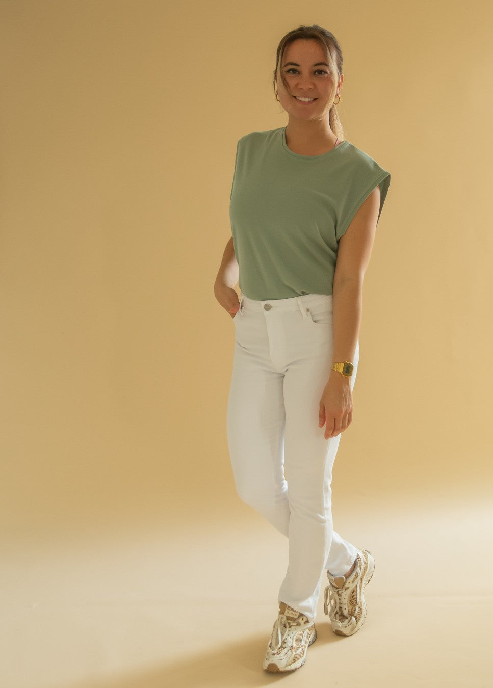 Een heerlijke zomerse jeans, deze witte straight fit jeans van het merk Homage. De Sarah Stretchy Straight fit Jeans heeft een skinny fit rond het bovenbeen en is iets slank aan de zoom. De witte jeans heeft een hoge taille en is gemaakt van powerstretch-denim. Shop de nieuwe collectie dames jeans, witte jeans Homage