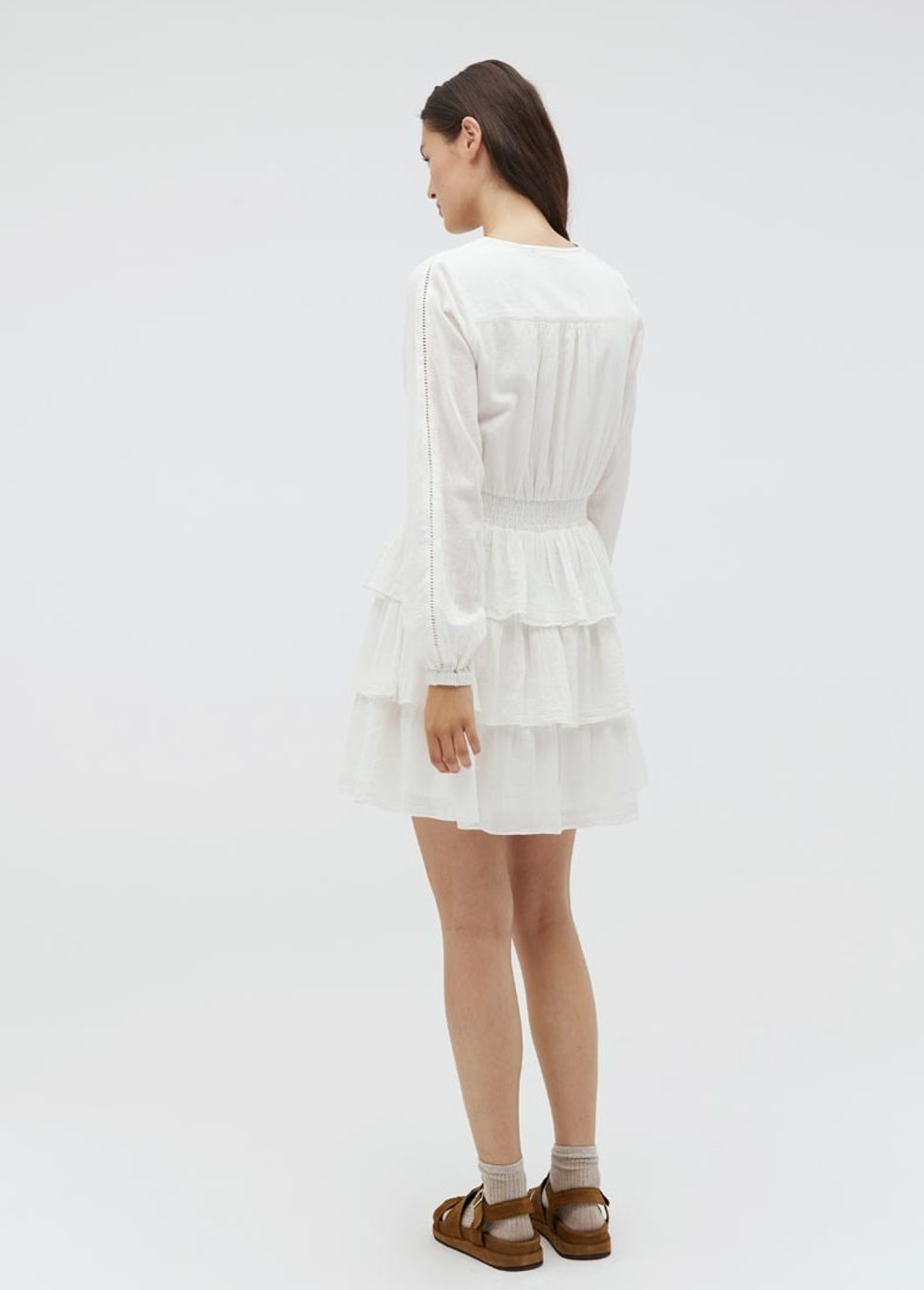 Shop de nieuwe collectie zomerjurken, mbyM jurken, off white jurken bij Boetiek Aniek. Heerlijk zomers deze off white jurk Faina van mbyM. De geweven off white jurk met smock details in de taille, heeft lange mouwen met opengewerkte details en elastische mouwzoomen. De off white zomerjurk heeft een v-hals.