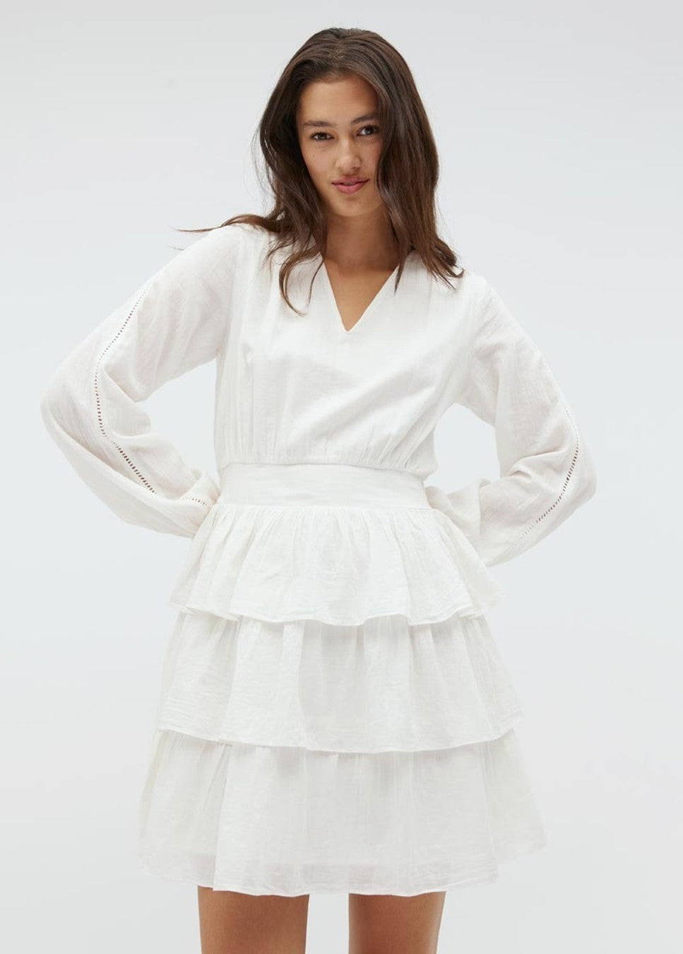 Shop de nieuwe collectie zomerjurken, mbyM jurken, off white jurken bij Boetiek Aniek. Heerlijk zomers deze off white jurk Faina van mbyM. De geweven off white jurk met smock details in de taille, heeft lange mouwen met opengewerkte details en elastische mouwzoomen. De off white zomerjurk heeft een v-hals.
