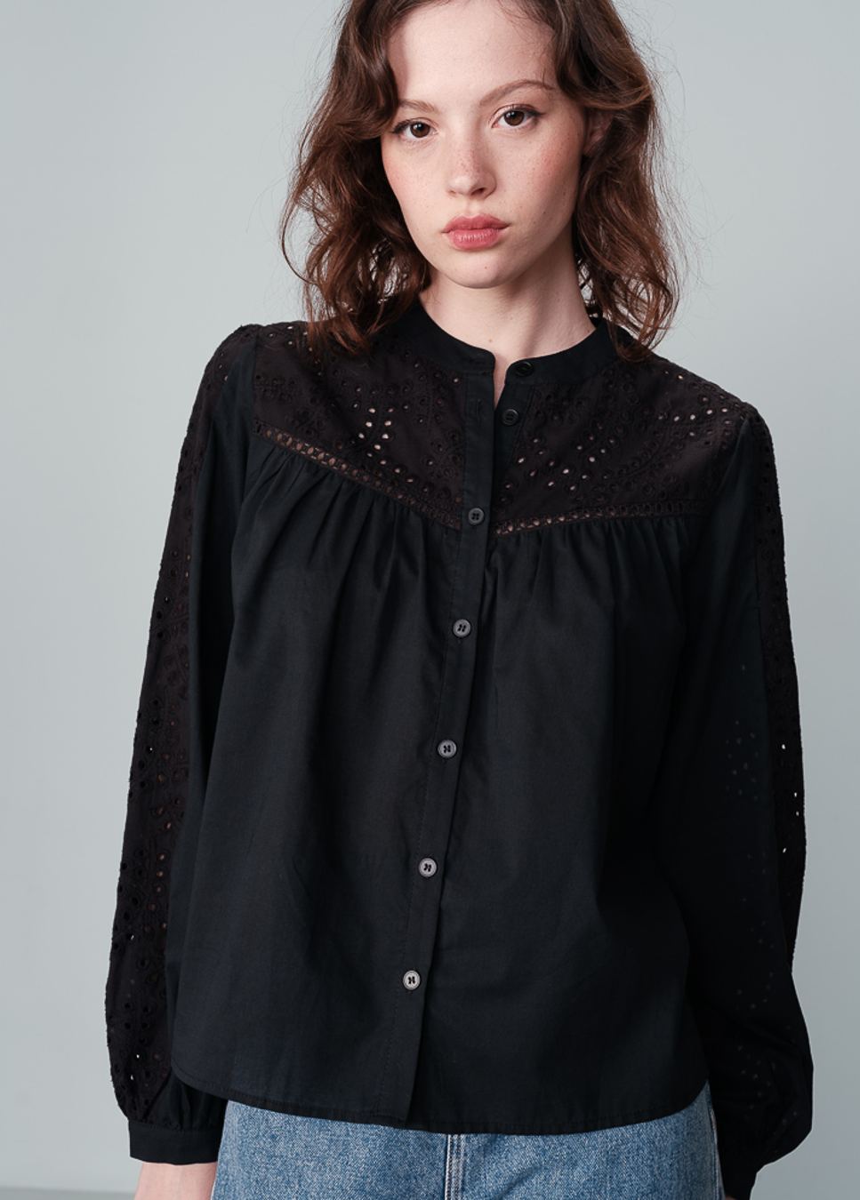 Mooie zwarte broderie blouse Nolisa van het merk Grace & Mila. De zwarte blouse heeft een ronde hals, lange pofmouwen en broderie details op de voorkant en de mouwen. Voeg met deze zwarte broderie blouse een vleugje romantiek en elegantie toe aan je dagelijkse outfits! Shop zwarte broderie blouses bij Boetiek Aniek.