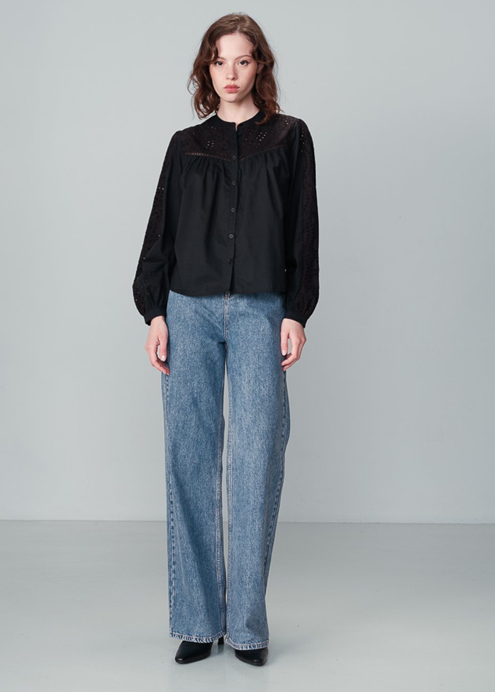 Mooie zwarte broderie blouse Nolisa van het merk Grace & Mila. De zwarte blouse heeft een ronde hals, lange pofmouwen en broderie details op de voorkant en de mouwen. Voeg met deze zwarte broderie blouse een vleugje romantiek en elegantie toe aan je dagelijkse outfits! Shop zwarte broderie blouses bij Boetiek Aniek.