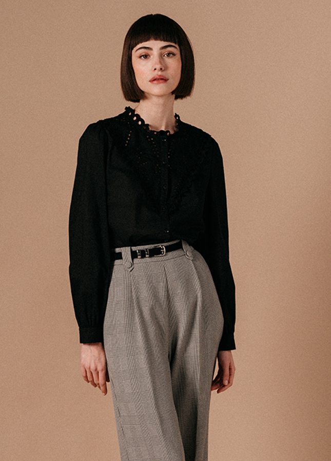 Zwarte broderie blouse Liege Grace & Mila I Zwarte broderie blouse van het merk Grace & Mila. De Liege blouse heeft een ronde hals en geborduurde (broderie) details op de voorkant en de halslijn. Shop de nieuwe collectie dames blouses, zwarte blouses, broderie blouses, blouses van Grace & Mila online bij Boetiek Aniek.