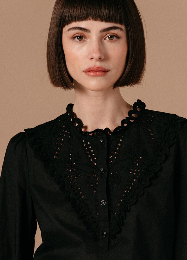 Zwarte broderie blouse Liege Grace & Mila I Zwarte broderie blouse van het merk Grace & Mila. De Liege blouse heeft een ronde hals en geborduurde (broderie) details op de voorkant en de halslijn. Shop de nieuwe collectie dames blouses, zwarte blouses, broderie blouses, blouses van Grace & Mila online bij Boetiek Aniek.