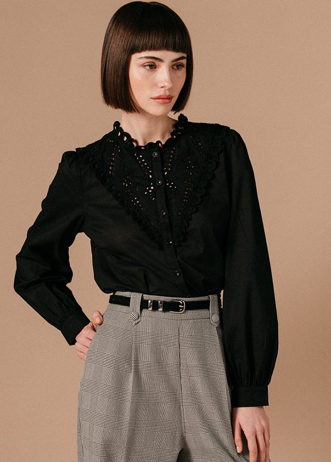 Zwarte broderie blouse Liege Grace & Mila I Zwarte broderie blouse van het merk Grace & Mila. De Liege blouse heeft een ronde hals en geborduurde (broderie) details op de voorkant en de halslijn. Shop de nieuwe collectie dames blouses, zwarte blouses, broderie blouses, blouses van Grace & Mila online bij Boetiek Aniek.