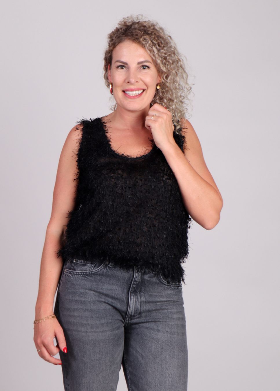 Zwarte dames top fluffy Meline mbym op model voorkant