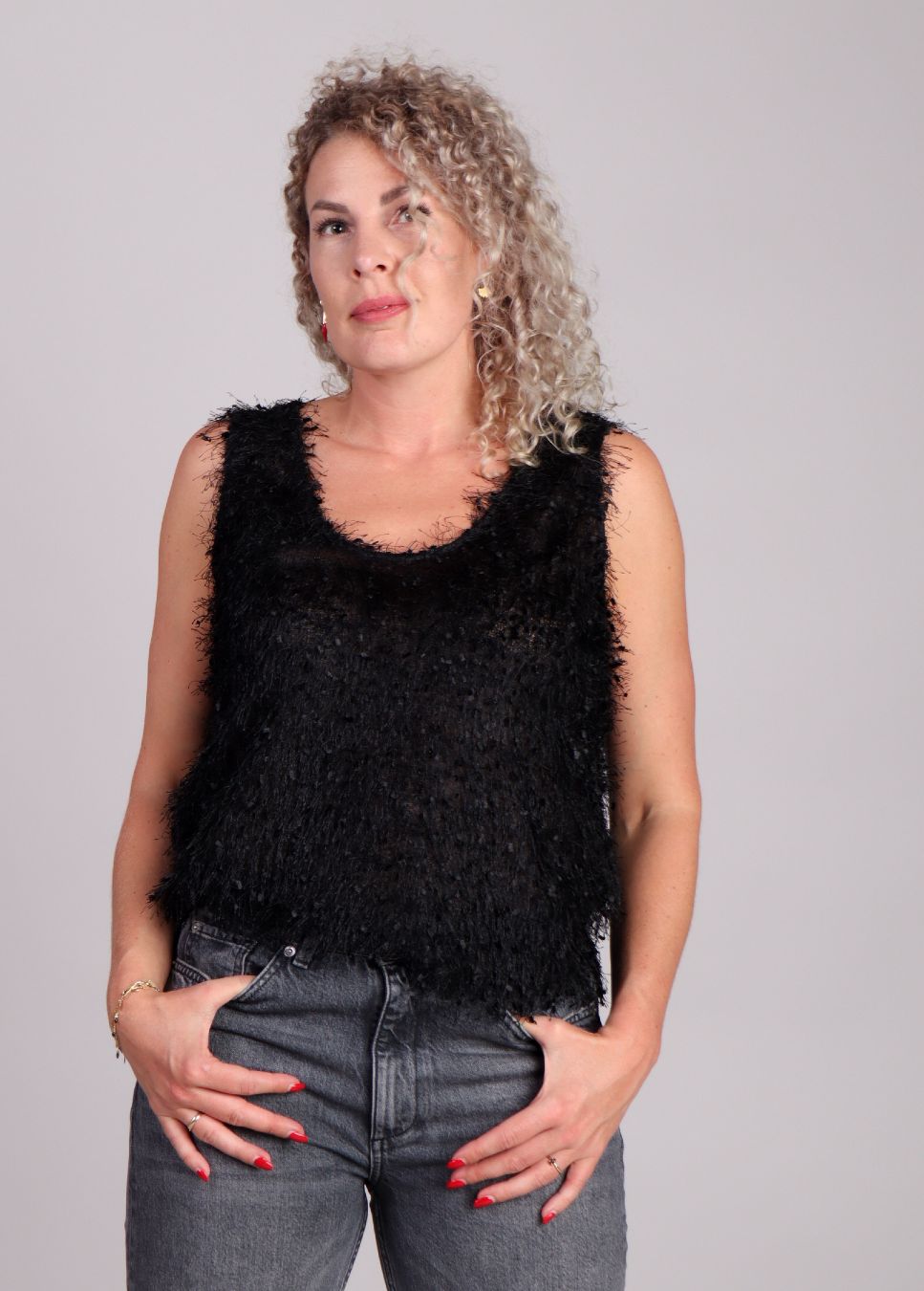 Zwarte mbym top dames fluffy meline op model voorkant recht