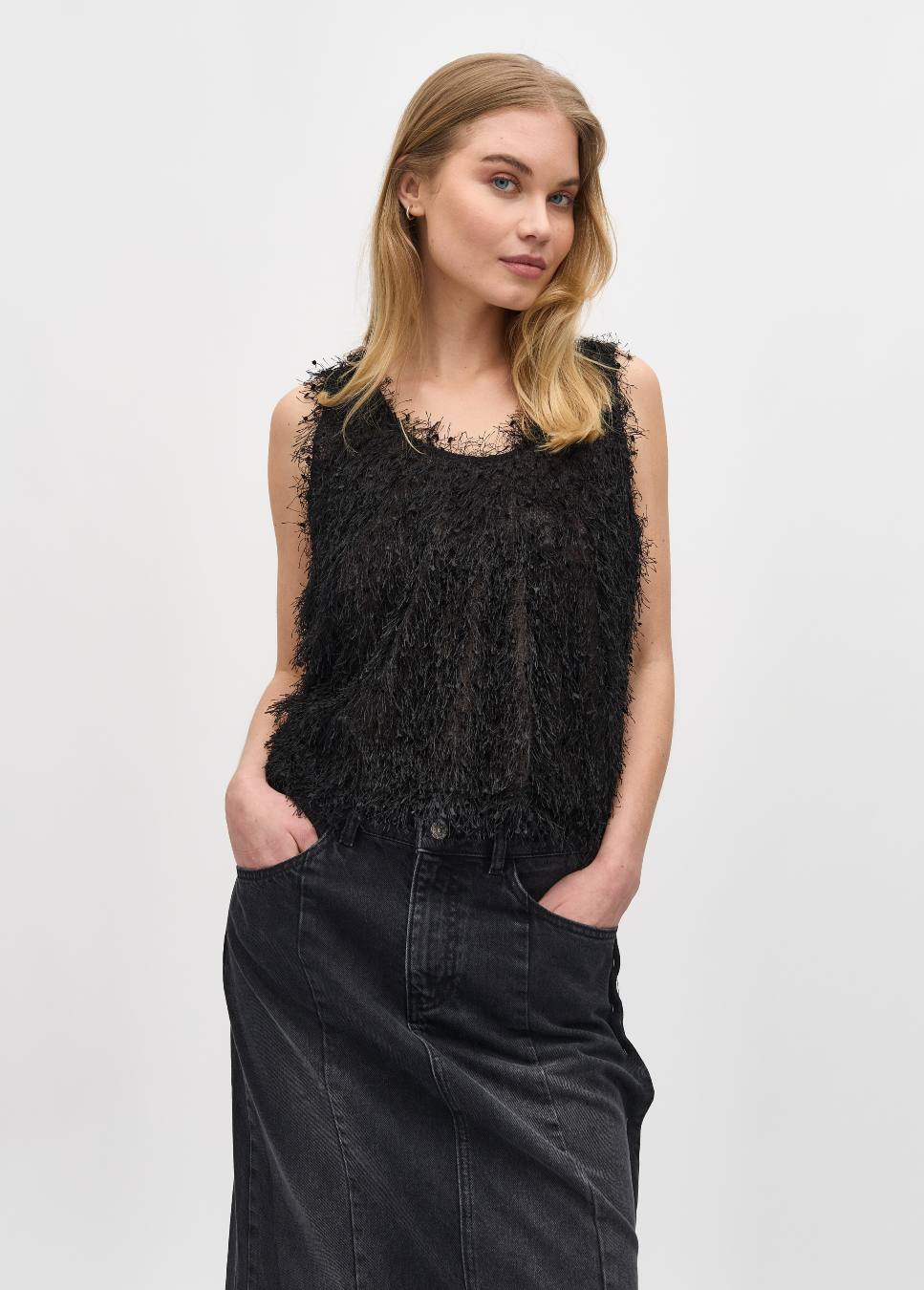 dames fluffy top mbym meline zwart op model met rok