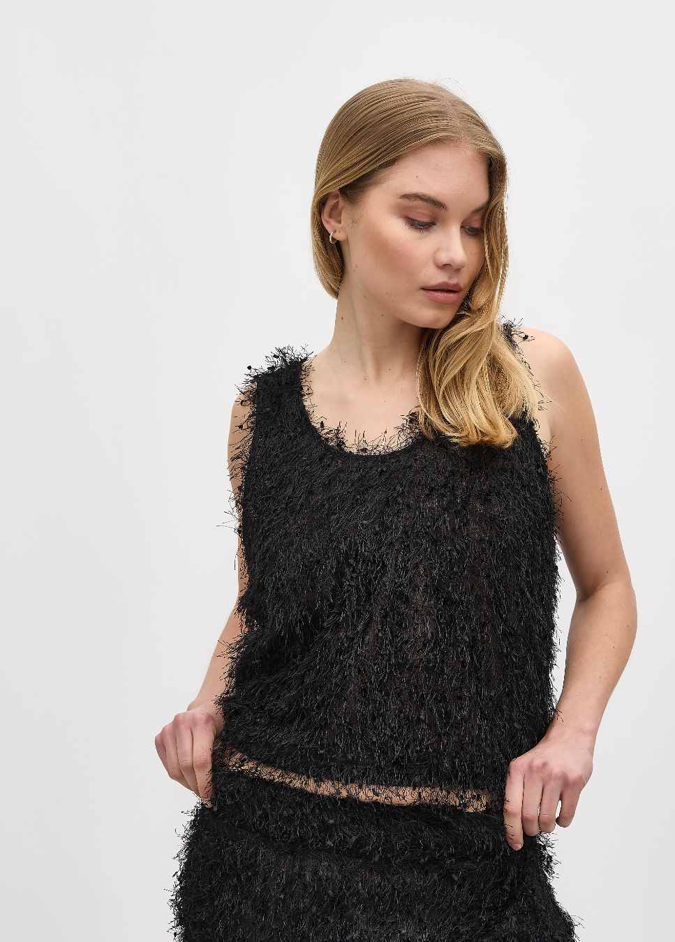 mbym dames top meline zwart fluffy op model wegkijkend