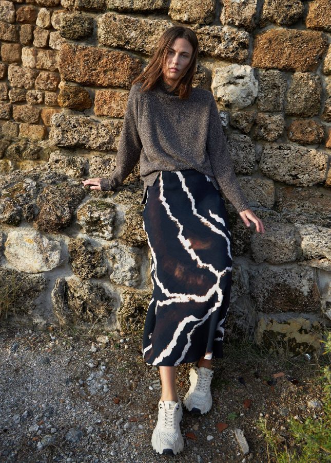 Mooie zwarte lange rok met print van het merk Coster Copenhagen. De zwarte print rok heeft een elastische tailleband en valt strak om de heupen. Combineer de lange rok met een witte of zwarte effen trui. Shop de nieuwe collectie dames rokken, lange rokken, zwarte rokken, print rokken, Coster Copenhagen rokken online.