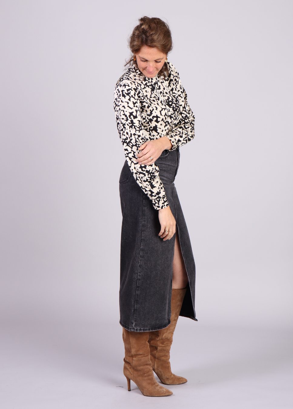 MSCH Copenhagen blouse dames met print Naime irida op rok en model staand