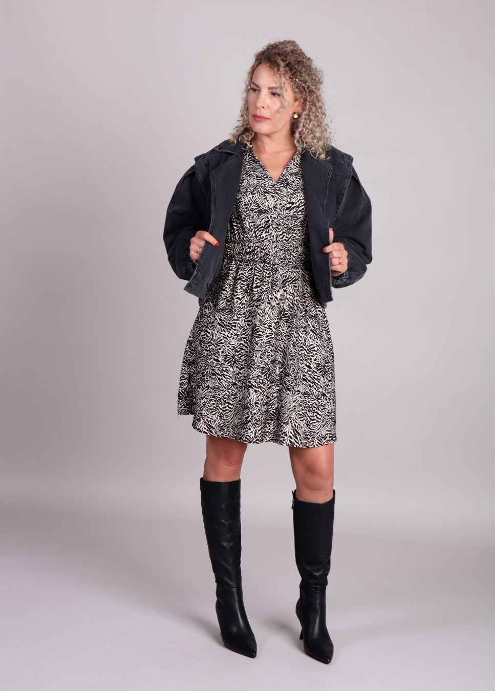 MSCH Copenhagen jurk met print Amabella op model staand voorkant