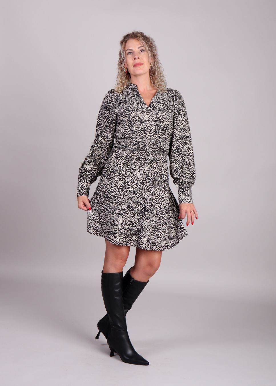 zwarte dames print jurk MSCH Copenhagen Amabella voorkant model recht
