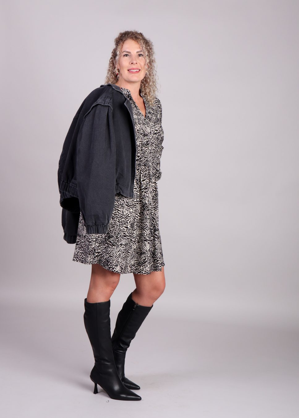 dames MSCH Copenhagen jurk print Amabella op model met jas