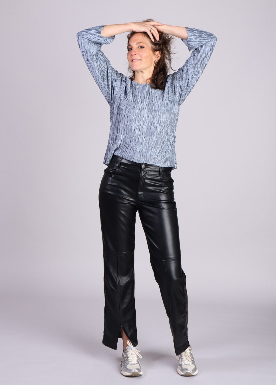 Zwarte vegan leather dames broek Mayanna mbym op model voorkant