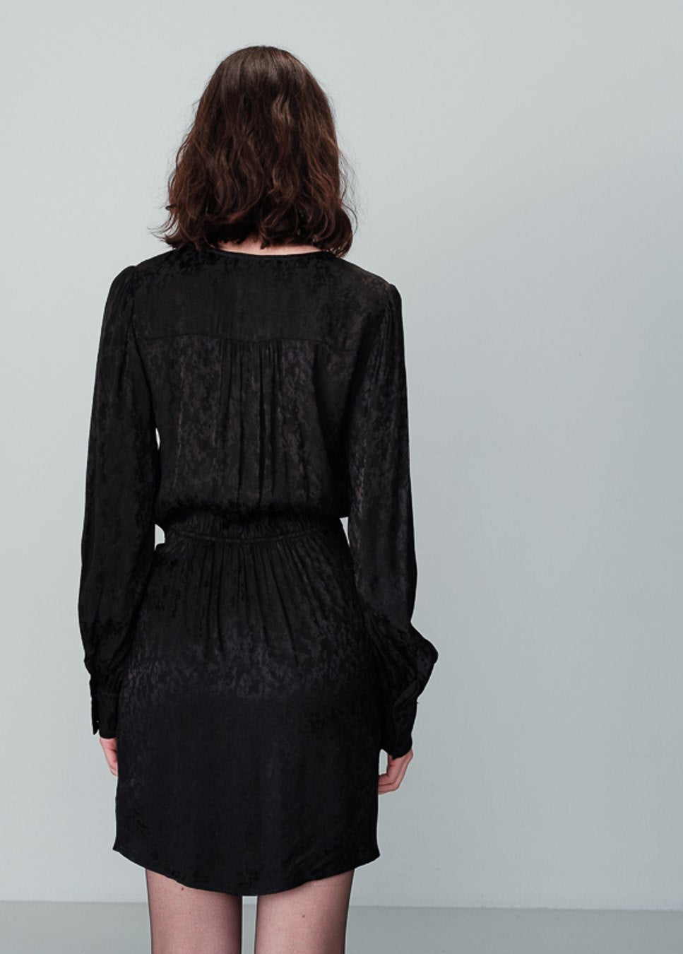 Ontdek de betoverende zwarte satijnen jacquardjurk Nuance van het merk Grace & Mila. Deze zwarte vrouwelijke wikkeljurk heeft een V-hals, lange pofmouwen en mooi knoopdetail in de taille. Gemaakt van luxe jacquardstof. Shop de nieuwe collectie dames jurken, zwarte jurken, wikkeljurken bij dameskleding Boetiek Aniek.