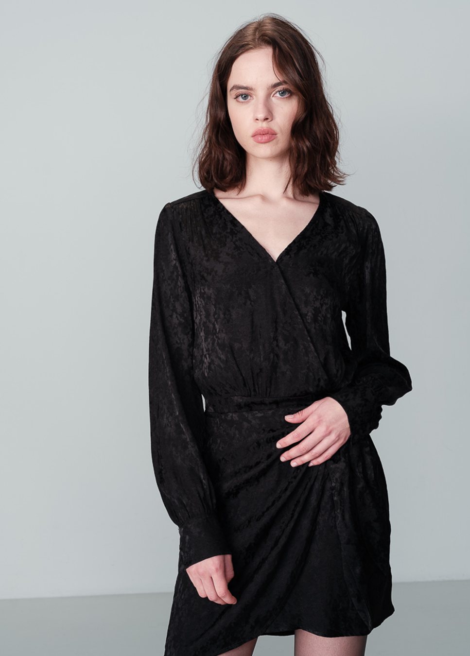 Ontdek de betoverende zwarte satijnen jacquardjurk Nuance van het merk Grace & Mila. Deze zwarte vrouwelijke wikkeljurk heeft een V-hals, lange pofmouwen en mooi knoopdetail in de taille. Gemaakt van luxe jacquardstof. Shop de nieuwe collectie dames jurken, zwarte jurken, wikkeljurken bij dameskleding Boetiek Aniek.