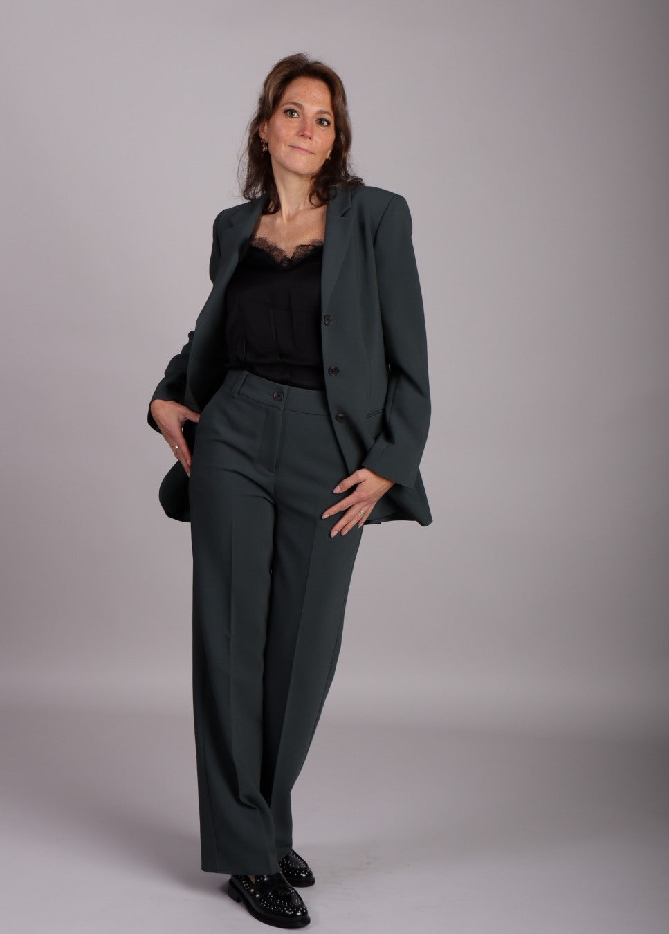 Dames blazer modstrom gale groen op model staand voorkant open