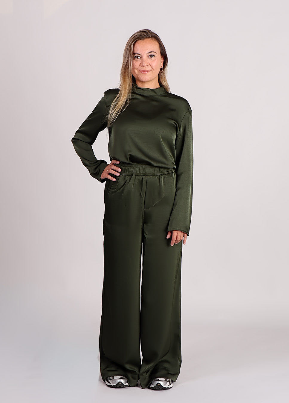 mbyM Asaka-M broek wide-leg satijn donker groen met groene blouse