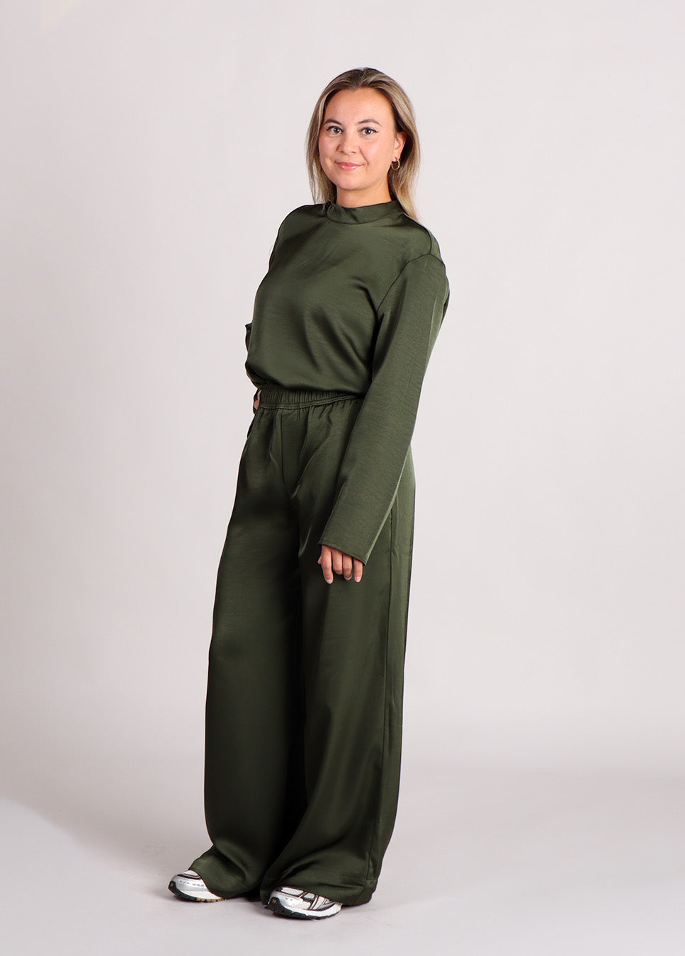 mbyM Asaka-M broek wide-leg satijn donker groen zijkant model met groene blouse
