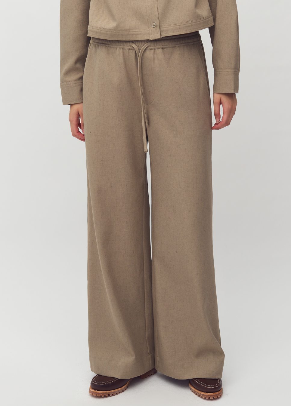 broek mbyM Christoff M pants linnen stof, trekkoord beige van kleur op model staand.