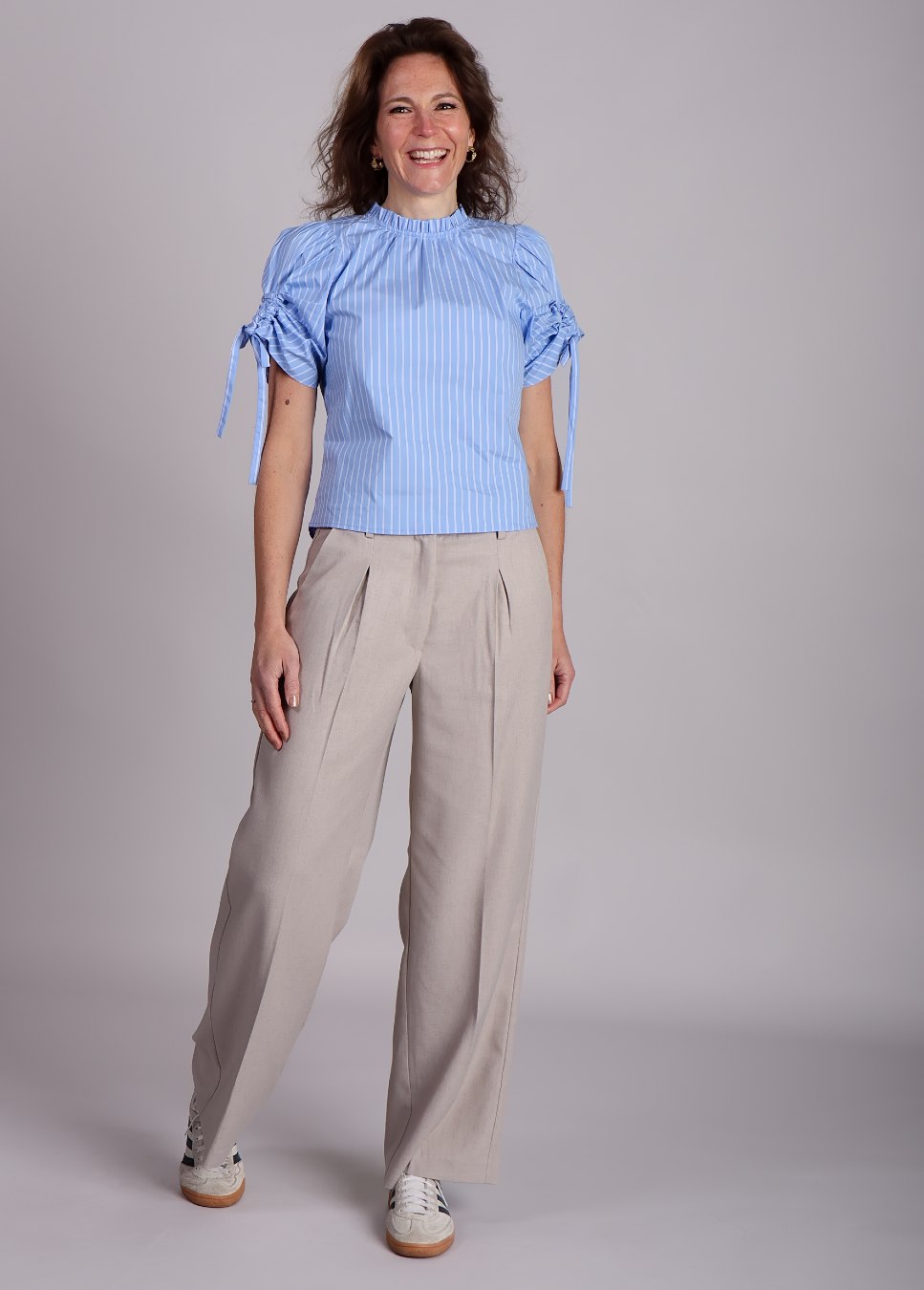 linnen MbyM broek Cristiana long M pants bandplooi en beige op model
