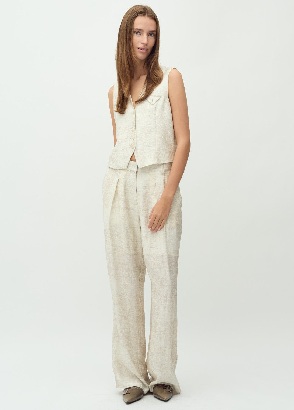 mbyM Cristiana long M broek met print beige van kleur op model voorkant