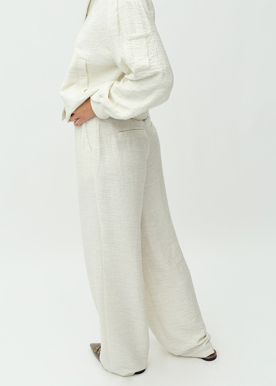 mbyM Dagma-M broek met structuur off white detail achterkant model