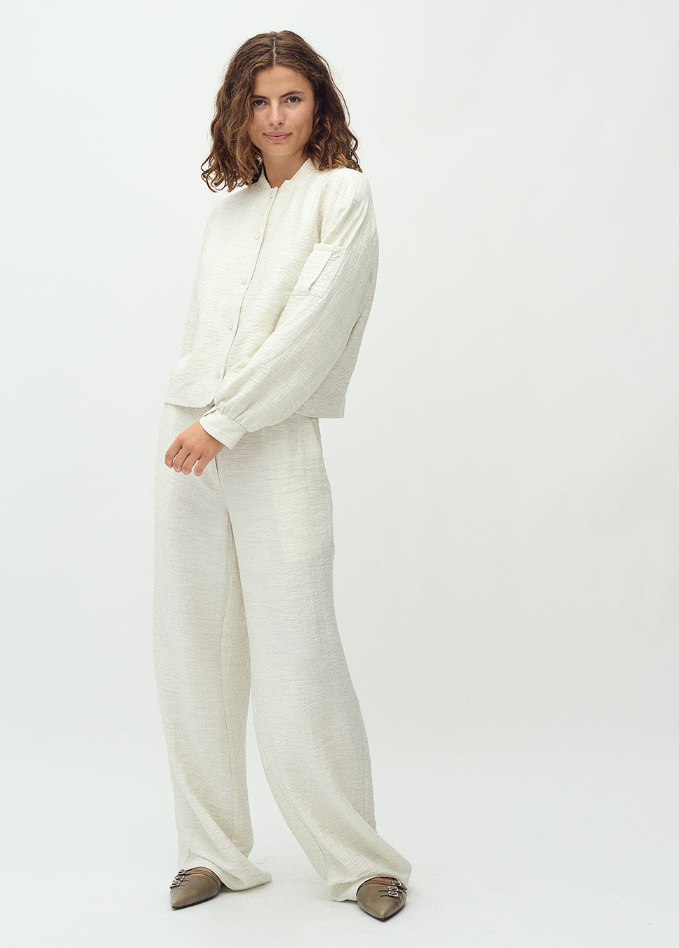 mbyM Dagma-M broek met structuur off white voorkant model met off white jasje