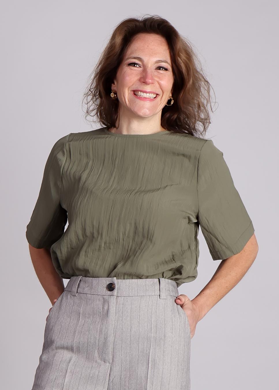mbyM Hattie S M top groen met structuur op model voorkant
