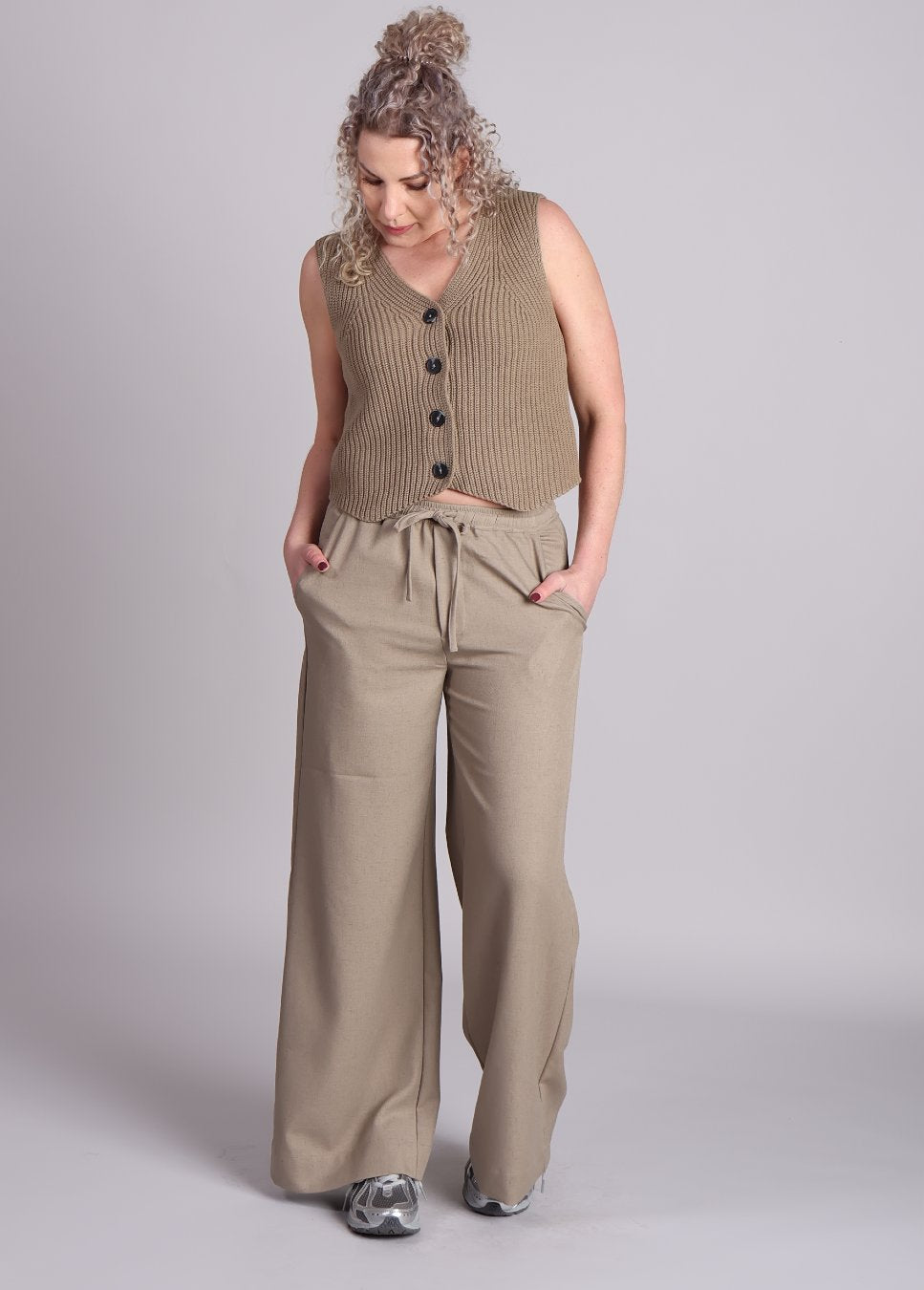 beige mbyM gilet Ilina-M gebreid model voorkant staand