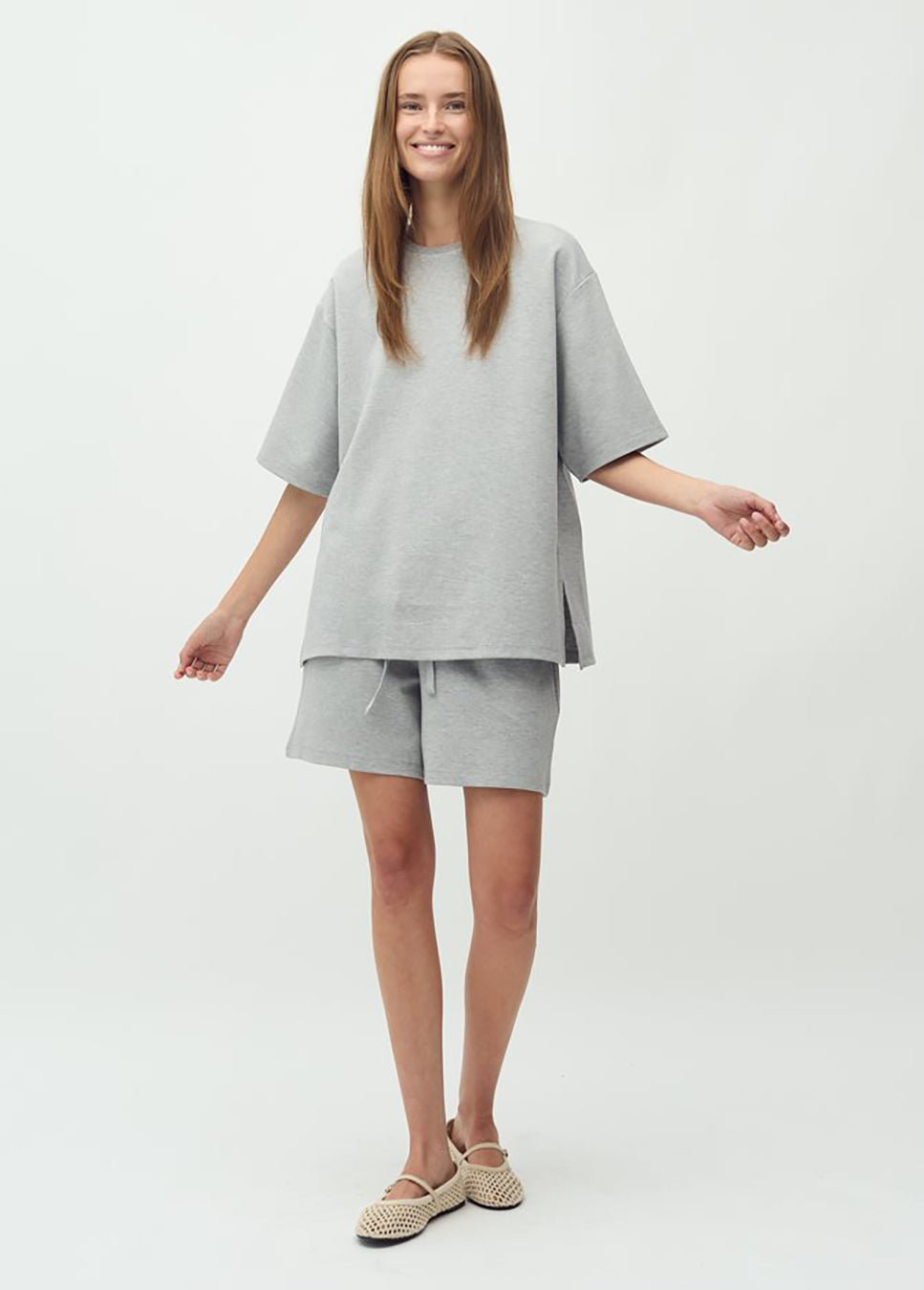 mbyM Jaxi-M short sweat kort grijs co-ord-grijs t-shirt model voorkant