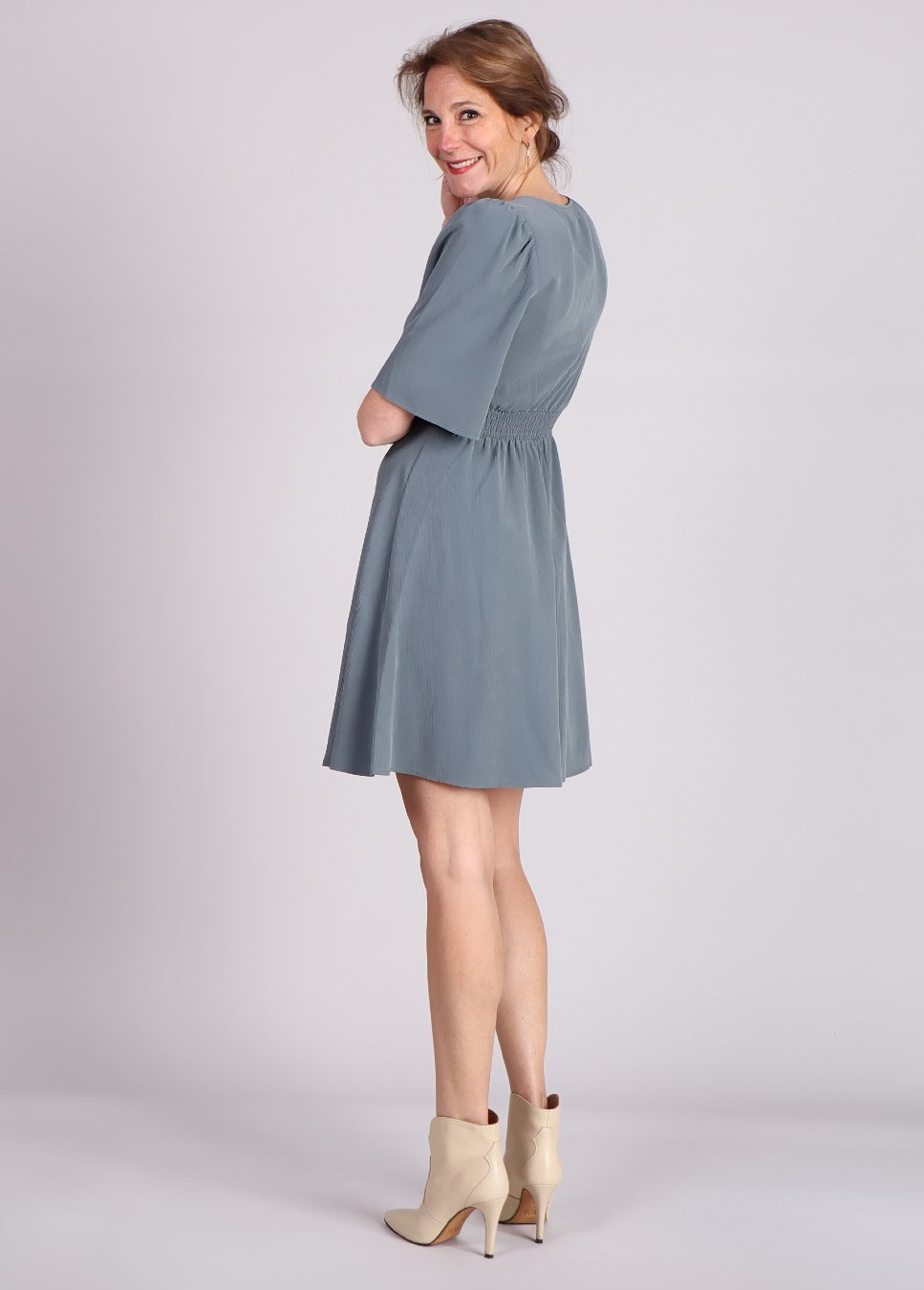 Achterkant van de grijze mbyM jurk Melika-M op model