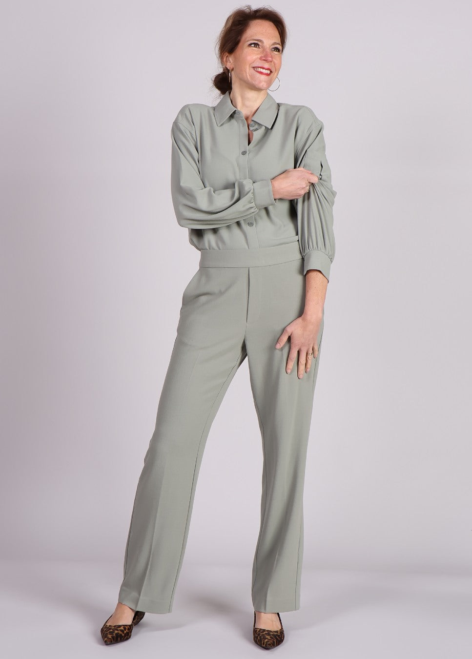 groene mbyM Nina-M broek op model met bijpassende blouse