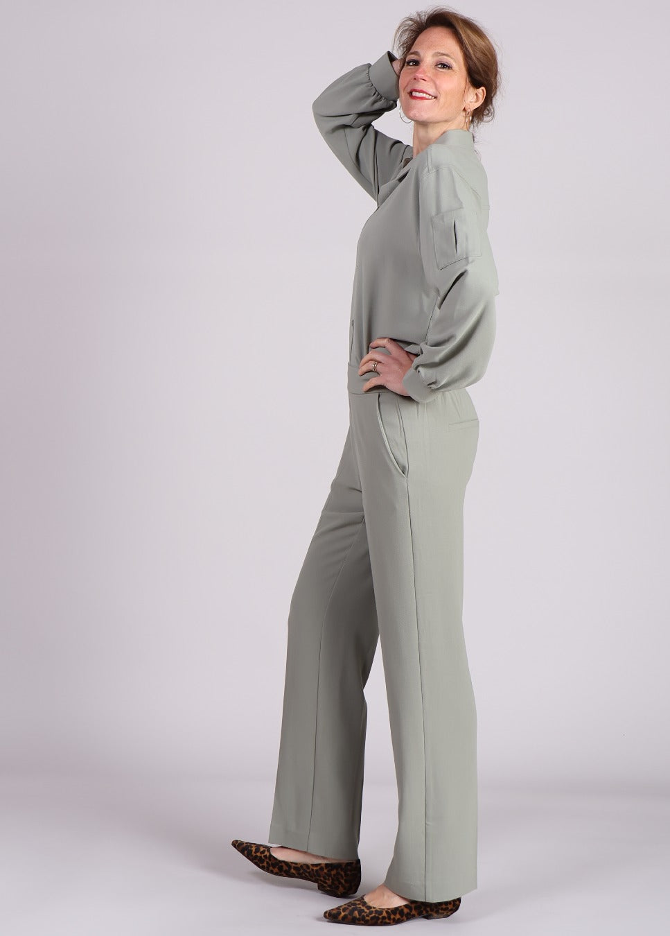 Zijaanzicht van de mbyM Nina-M broek groen van kleur met bijpassende blouse
