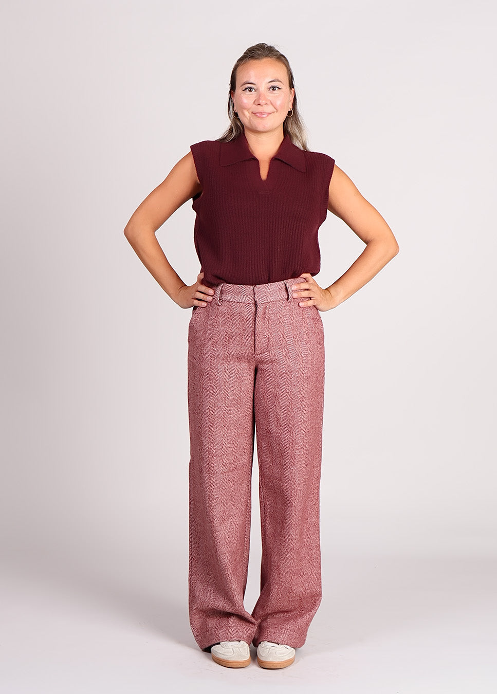 mbyM Tarrina-M pantalon wolmix gemeleerd rood voorkant model met rode spencer