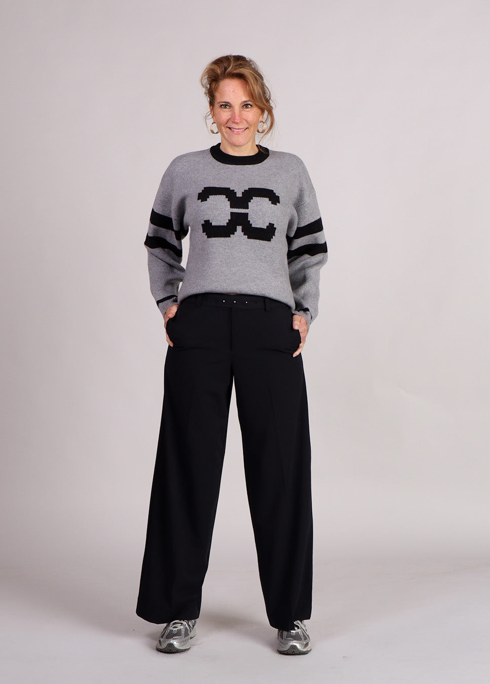 mbyM Vianni-M pantalon met ceintuur zwart voorkant model staand