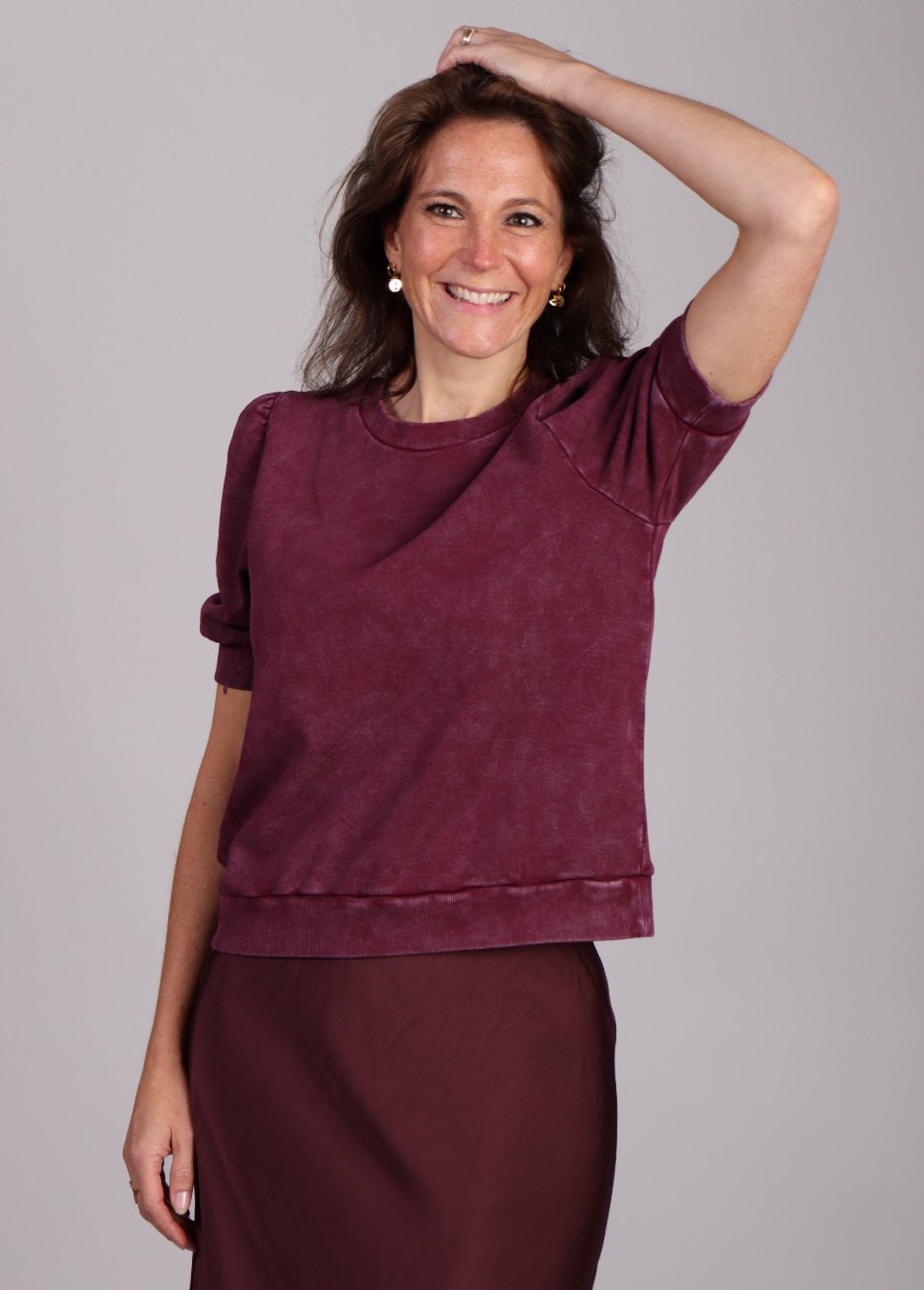 rode dames sweater mbym tullie op model voorkant