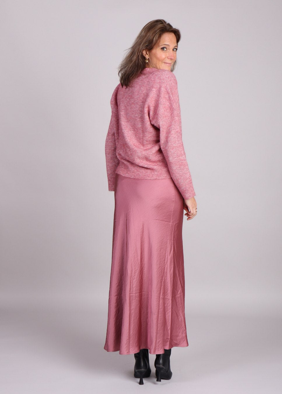gebreide roze mbym dames trui peeta op model achterkant staand