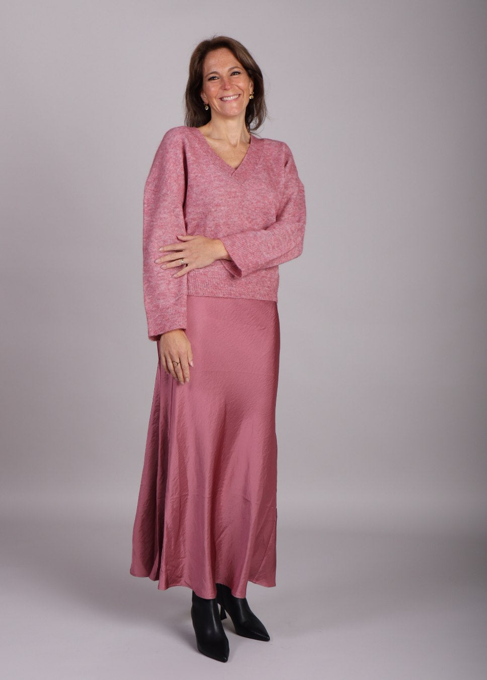 Roze satijnen mbym dames rok Maila op model voorkant staand