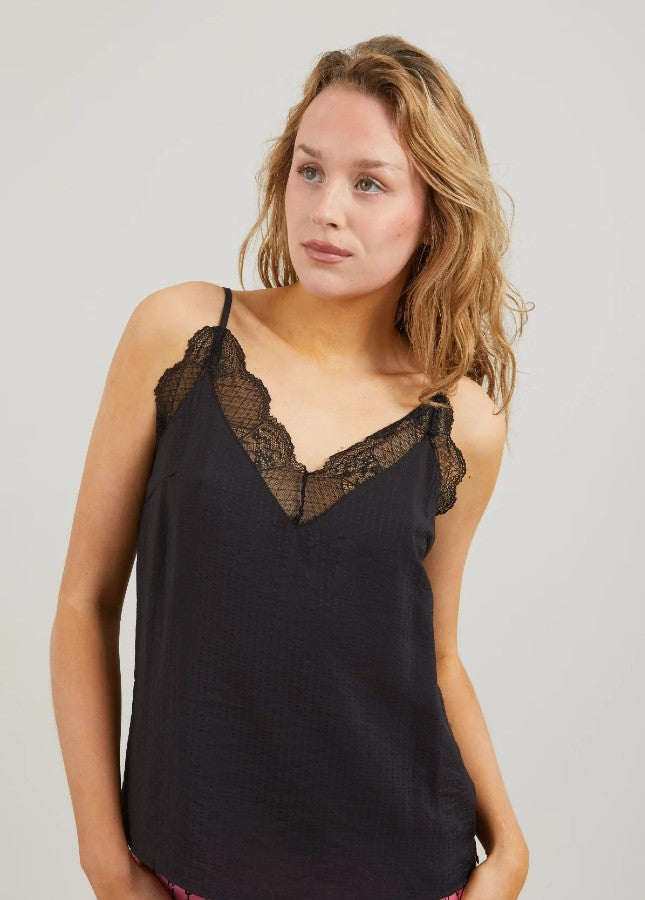 Zwarte kanten top Luna I Een essentiele basic in jouw garderobe, deze zwarte spaghettitop Luna met kant. De zwarte top met V-hals heeft vertelbare bandjes, kanten details bij de hals,. Shop de nieuwe collectie dames tops, basic tops en T-shirts, kanten tops, hemdjes met kant, zwarte spaghettiband tops.