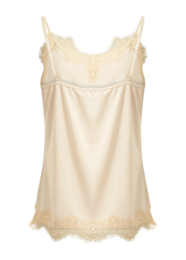 Online dames Fashion Boetiek Aniek I Mooie nude lace top van het merk CC Heart. De lace top is een strak en elegant hemdje met een zachte V-hals en verstelbare spaghettibandjes.De top is voorzien van kanten details en heeft een relaxte pasvorm. Shop mooie basic tops en hemdjes met kant in de kleuren zwart, wit en beige
