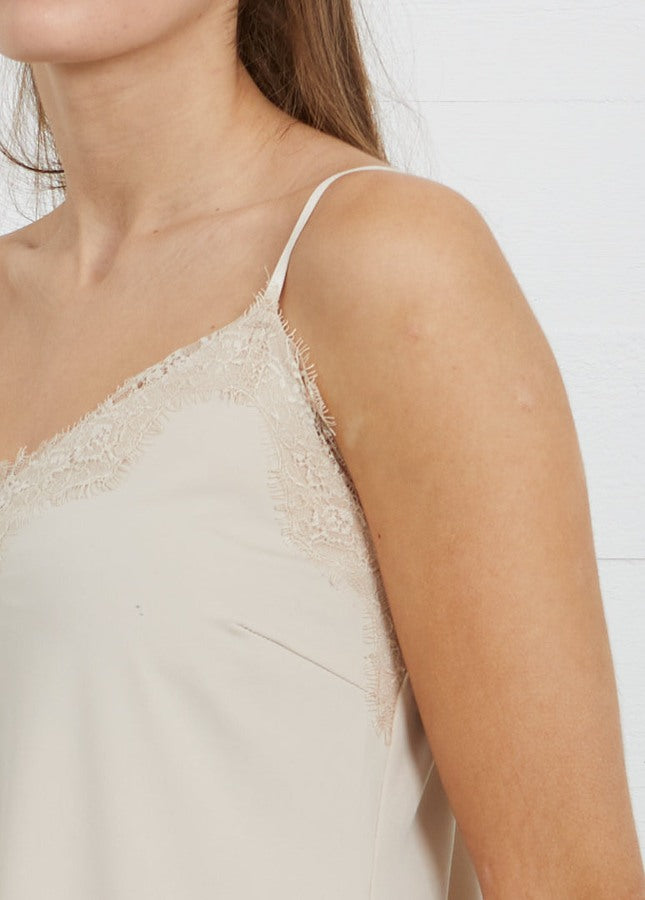 Online dames Fashion Boetiek Aniek I Mooie nude lace top van het merk CC Heart. De lace top is een strak en elegant hemdje met een zachte V-hals en verstelbare spaghettibandjes.De top is voorzien van kanten details en heeft een relaxte pasvorm. Shop mooie basic tops en hemdjes met kant in de kleuren zwart, wit en beige