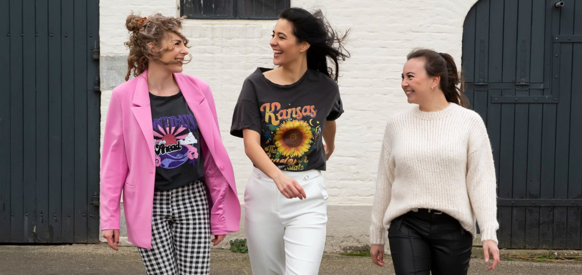 Wat zijn de damesmode trends voor lente/zomer 2022? Online Fashion Boetiek Aniek heeft de lente/zomer trends voor je op een rijtje gezet. Lees hier alle kledingtrends voor dames voor het nieuwe seizoen.