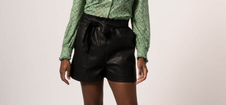 Leren broeken en shorts en leren rokjes. Imitatieleer, ook wel PU of vegan leather is helemaal hot. Wat is vegan leather of PU? Polyurethaan oftewel PU  is een soort kunstleer. Dit jaar zien we vegan leather in zwart, cognac, bruin. 