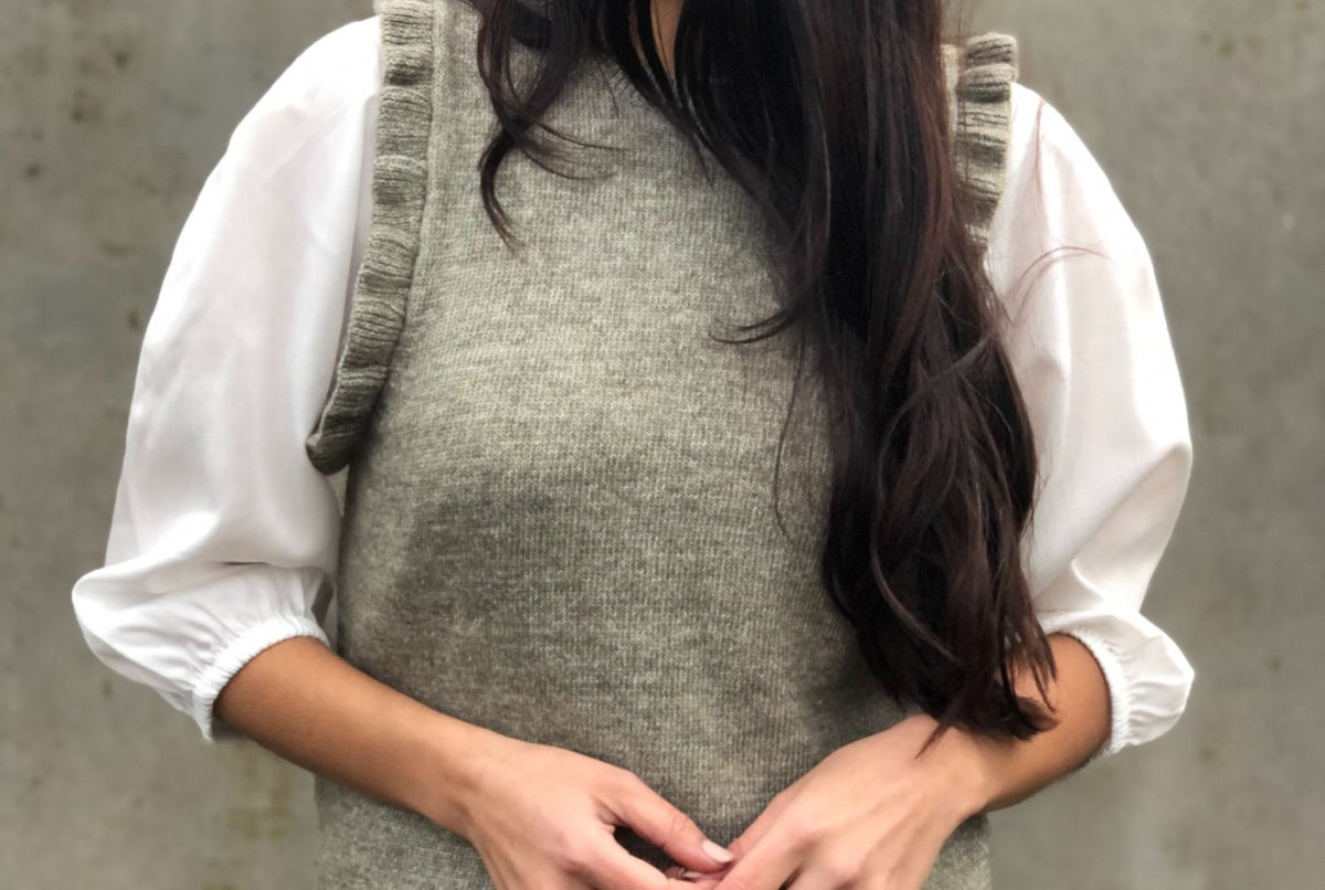 De gebreide spencer heeft mooie ruches op de mouwopeningen en is gemaakt van heerlijk zachte katoenkwaliteit. Wij hebben de spencer gestyled met de basic witte blouse van Comma en een groene pantalon van mbyM.