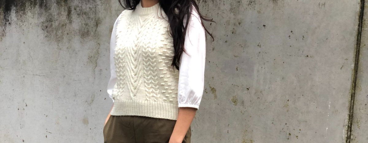 De Off-white spencer Minnie van het merk Modstrom heeft een relaxte pasvorm en een prachtig kabelpatroon op de voorkant. Wij hebben de spencer gestyled met de basic witte blouse met driekwart mouw van Comma en een groene Philippa pantalon van mbyM. 