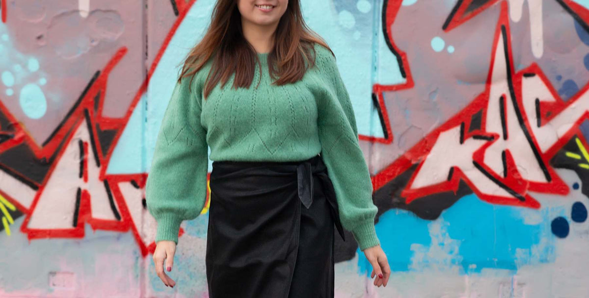 De zwarte vegan leather Josy midi-rok van FRNCH heeft een stoere en frisse look. De rok is gemaakt van mooi imitatieleer heeft een midi-lengte en een strik in de taille. De plooien in de taille benadrukken het silhouet